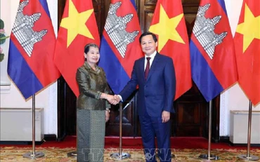 Phó Thủ tướng Chính phủ Lê Minh Khái và Phó Thủ tướng Campuchia Men Sam An. (Ảnh: TTXVN)