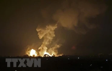 Khói lửa bốc lên sau vụ không kích xuống khu vực Khan Yunis ở Dải Gaza. (Ảnh: AFP/TTXVN)