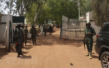 Binh sĩ và cảnh sát Nigeria. (Ảnh: AFP/TTXVN)
