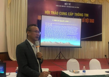 Ông Mai Trung Sơn, Phó Vụ trưởng Vụ Quy mô dân DS-KHHGĐ chia sẻ thông tin tại hội thảo.