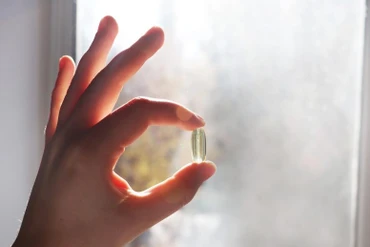 Con người nhận vitamin D từ ánh nắng mặt trời, thực phẩm (như cá béo, gan bò, phô mai và lòng đỏ trứng) và các chất bổ sung.