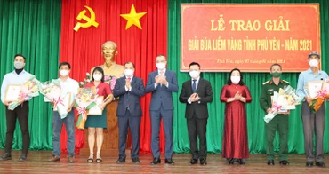 Các đại biểu trao giải A cho các tác giả, nhóm tác giả có thành tích xuất sắc.