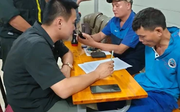 Đối tượng Lò Văn Ương (bên tay phải, cúi đầu).