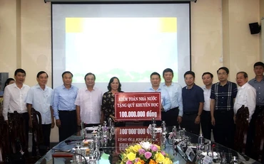 Tổng Kiểm toán Nhà nước Hồ Đức Phớc trao biểu trưng tiền cho Hội Khuyến học tỉnh Đồng Tháp.
