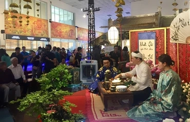 Trình diễn nghệ thuật pha trà và giới thiệu các nét văn hóa trong Tết Đoan Ngọ ở Hoàng thành Thăng Long.