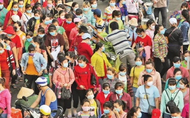 Công nhân Công ty TNHH PouYuen Việt Nam giờ tan ca. Ảnh: Hoàng Triệu