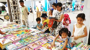 Trên thị trường sách thiếu nhi, những cuốn sách được mua bản quyền nước ngoài đang lấn át sách nội .