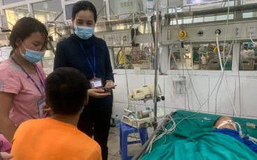 Cán bộ Chi cục An toàn vệ sinh thực phẩm tỉnh Hà Giang xác minh nguyên nhân ngộ độc quả hồng châu tại Bệnh viện đa khoa tỉnh Hà Giang. (Ảnh: Bích Hạnh)