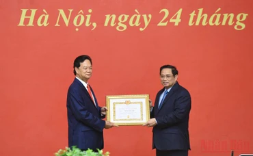 Thay mặt Lãnh đạo Đảng, Nhà nước, Thủ tướng Phạm Minh Chính trao Huy hiệu 55 năm tuổi Đảng tặng đồng chí Nguyễn Tấn Dũng. (Ảnh: TRẦN HẢI)