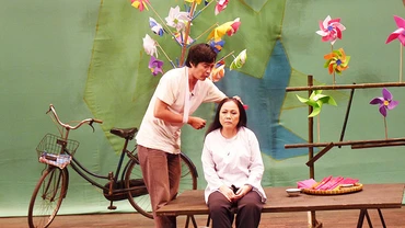 Nghệ sĩ Ái Như và Ngọc Tưởng trong vở “29 anh về”. 