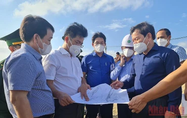 Chủ tịch Ủy ban nhân dân tỉnh Quảng Ngãi Đặng Văn Minh kiểm tra sạt lở bờ biển thôn Phổ Trường, xã Nghĩa An.