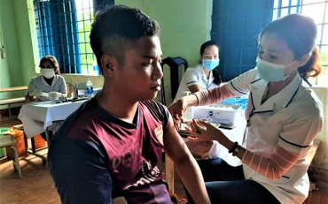 Cán bộ y tế tỉnh Đắk Lắk tổ chức tiêm vaccine phòng dịch bạch hầu cho người dân ở vùng sâu huyện Krông Bông.