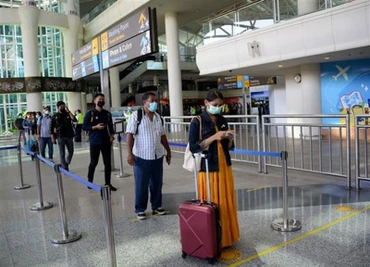 Hành khách tại sân bay quốc tế ở Tuban trên đảo Bali (Indonesia), ngày 14/10/2021. (Ảnh: AFP/TTXVN)
