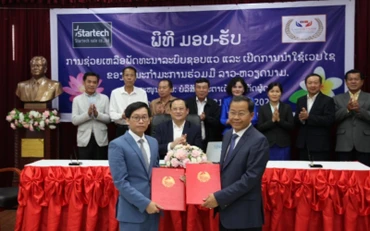 Thứ trưởng Kế hoạch và Đầu tư, Phó Chủ tịch Thường trực Ủy ban Hợp tác Lào - Việt Nam Khamphoi Keokinnaly (phải) tại lễ trao biên bản tài trợ dự án.