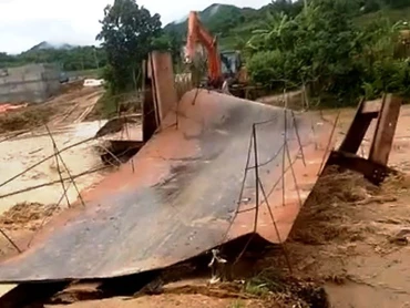 Nước suối Sim dâng nhanh, cuốn trôi cầu tạm gần nơi nhà thầu đang thi công công trình.