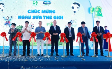 Đại diện Hiệp Hội Sữa cùng các đại biểu chính thức khai mạc các hoạt động chào mừng Ngày Sữa thế giới 1/6.