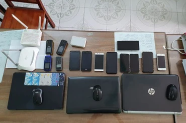 Công an tỉnh Hưng Yên thu giữ tang vật trong vụ án tổ chức đánh bạc và đánh bạc.