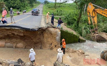 Đường bị nước cuốn trôi trên Quốc lộ 29 qua xã Sơn Giang, huyện Sông Hinh, Phú Yên (Ảnh: Trình Kế).