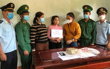 Đối tượng Nang Xi Sup La cùng tang vật.