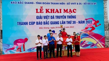Ban Tổ chức trao giải cho các tập thể đạt thành tích cao tại sự kiện.