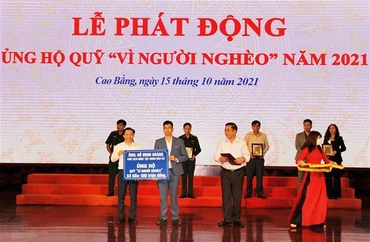 Lãnh đạo tỉnh Cao Bằng tiếp nhận ủng hộ Quỹ “Vì người nghèo”.