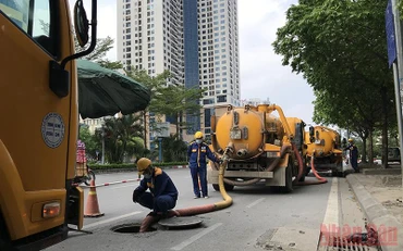 Công ty Thoát nước Hà Nội tiến hành nạo vét hệ thống thoát nước. 