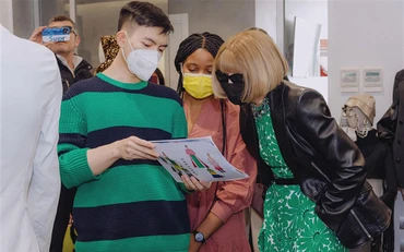 Phan Đăng Hoàng giới thiệu các thiết kế của mình cho Tổng Biên tập tạp chí Vogue Anna Wintour. (Ảnh: Facebook nhân vật)