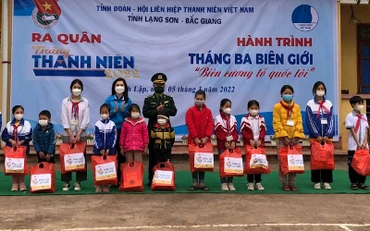 Đại diện lãnh đạo tỉnh Đoàn Lạng Sơn và Bộ chỉ huy Bộ đội biên phòng tỉnh tặng quà cho các em có hoàn cảnh khó khăn tại xã Bính Xá, huyện Đình Lập.