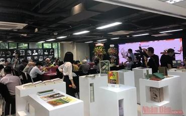 Các tác phẩm của Tô Hoài và những bức ảnh chân dung của ông được trưng bày tại buổi tọa đàm.