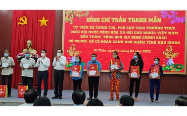 Phó Chủ tịch Quốc hội tặng quà Tết tại huyện Vị Thủy.
