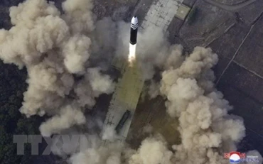 Tên lửa đạn đạo xuyên lục địa (ICBM) Hwasongpho-17 của Triều Tiên được phóng thử tại Bình Nhưỡng, ngày 24/3. (Ảnh: Kyodo/TTXVN)