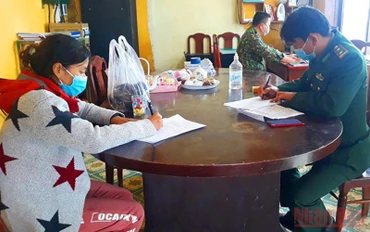 Bà H. được cứu và đưa vào Trạm kiểm soát biên phòng Cửa Đại.