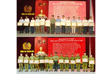 Lãnh đạo Công an tỉnh Thanh Hóa trao thưởng cho các Công an xã có thành tích xuất sắc.