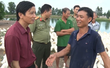 Mô hình trang trại của anh Lã văn Duẩn (áo nâu) xã An Nội, huyện Bình Lục, người một thời lẫm lỗi, trở về địa phương.
