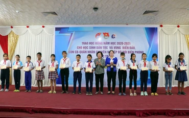 Nguyên Phó Chủ tịch nước Trương Mỹ Hoa và lãnh đạo tỉnh trao học bổng cho các học sinh dân tộc thiểu số vượt khó học giỏi tại Sóc Trăng.