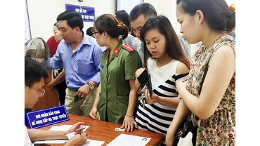 Khi làm thủ tục hành chính trên môi trường điện tử cần có định danh cá nhân. Ảnh: NGUYỆT ANH