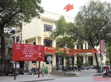 Đường phố Hà Nội được trang trí rực rỡ chào đón SEA Games 31.