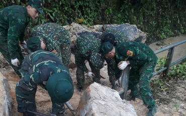 Cán bộ, chiến sĩ Đồn Biên phòng A Pa Chải khắc phục sạt lở trên đường đi mốc 0 - A Pa Chải.