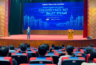 Bí thư Tỉnh ủy Hải Dương thuyết trình tại hội nghị chuyển đổ số.