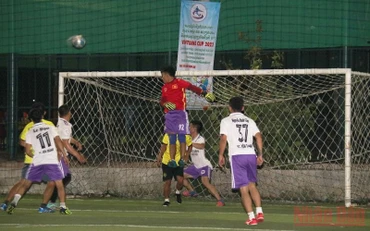 Một pha tranh bóng quyết liệt trước khung thành giữa đội FC Xe Sầu Định và FC Yên Thành, tối 18/6. (Ảnh: XUÂN SƠN)