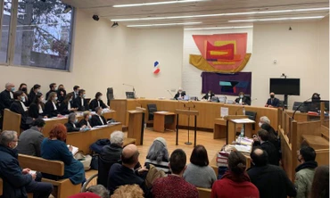 Phiên tranh tụng đầu tiên tại Tòa đại hình thành phố Evry ở ngoại ô thủ đô Paris.