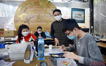 Các bạn trẻ khuyết tật làm việc tại xưởng Vụn Art, Hà Đông, Hà Nội. (Ảnh: Minh Duy)