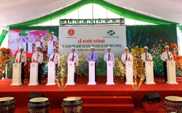 Các đại biểu nhấn nút khởi công Dự án.
