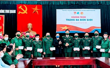 Lãnh đạo Thành đoàn Hải Phòng trao quà tặng các chiến sĩ Đồn Biên phòng Vinh Quang.