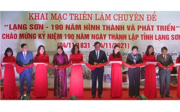 Các đại biểu tham gia cắt băng khai mạc triển lãm.