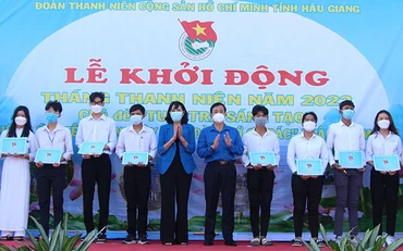 Tặng học bổng “Thắp sáng ước mơ” cho các em học sinh, sinh viên. 