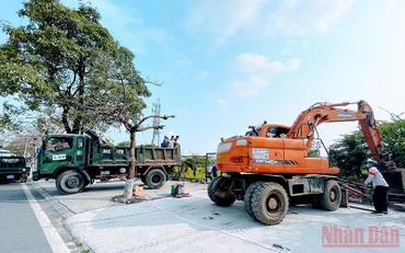 Lực lượng chức năng của quận Hải An thực hiện cưỡng chế, thu hồi khu đất hơn 9 nghìn m2 của Công ty Duy Hưng sáng 13/4.