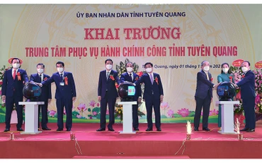 Lãnh đạo tỉnh Tuyên Quang ấn nút khai trương Trung tâm Phục vụ hành chính công.
