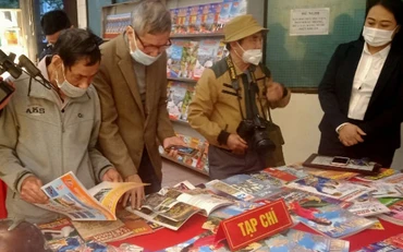 Độc giả tham quan Hội báo Xuân Nhâm Dần tỉnh Thái Nguyên 2022.