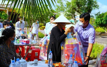 Bí thư Tỉnh ủy Cà Mau tặng quà tết cho nhân dân vùng căn cứ Tỉnh ủy Lung Lá-Nhà Thể vào sáng 26/1.